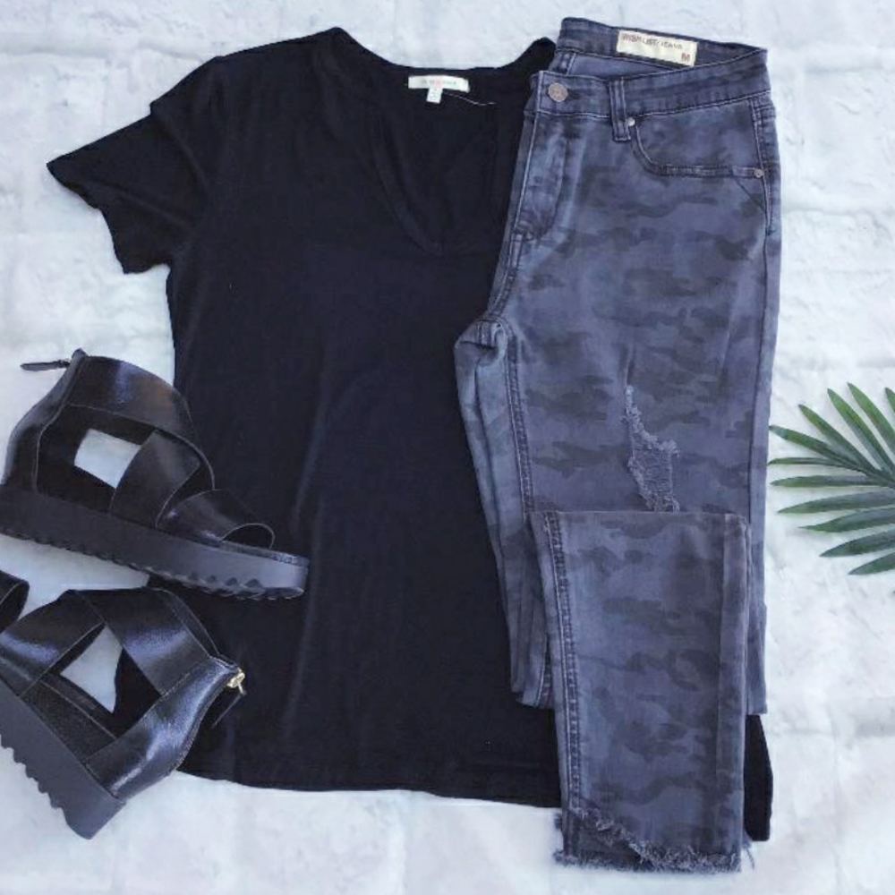 Casual Chic Charcoal Camo Ripped Skinny Jeans - Picture 3 of 16
